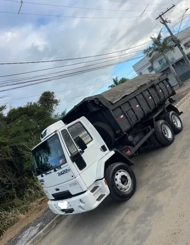 Caminhão Caçamba