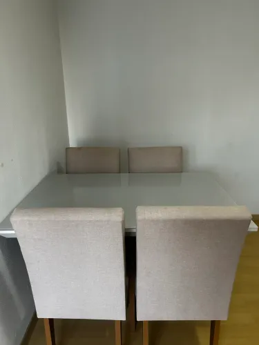 Mesa de jantar 4 lugares com as cadeiras 