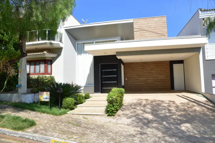 Casa em Condomínio: 3 quartos, 3 suítes, 2 salas, 2 banheiros, 4 vagas de garagem, 178m² -