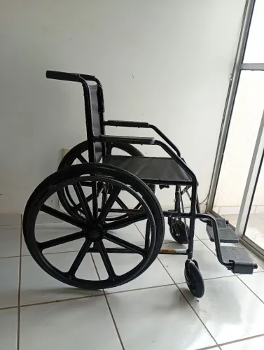 Cadeira de Rodas Pneu maciço. Nova.