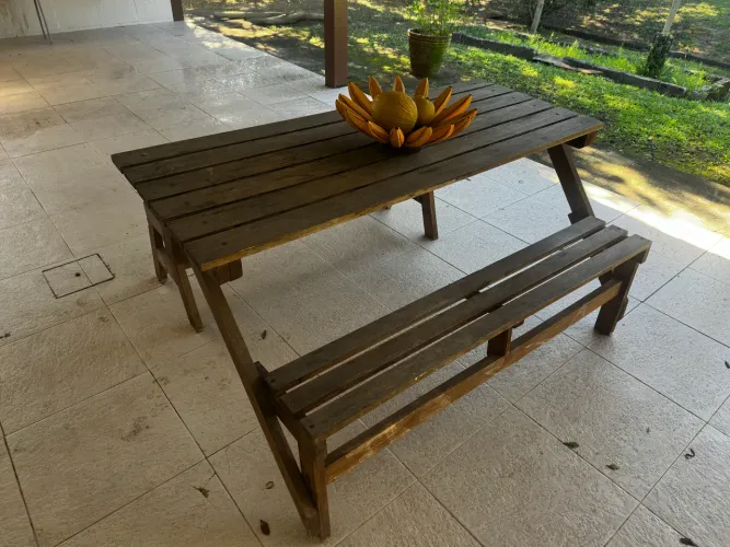 Mesa de madeira que vira banco (jardim, varanda)
