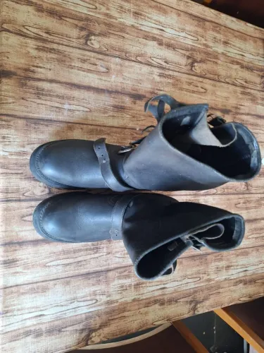 Botas masculinas em couro preto Paraíso Boots sola de madeira