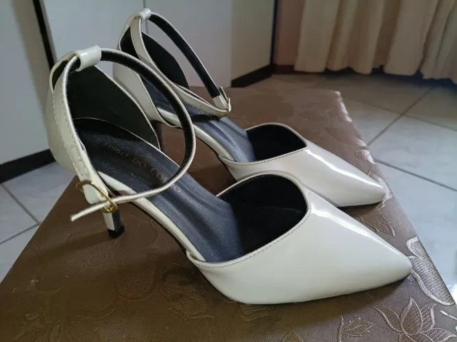 Scarpin branco tamanho 33