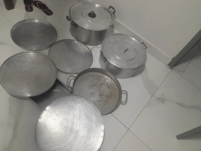 Vendo duas panelas grandes , uma frigideira grande e quatro bandejas de assar pizza !
