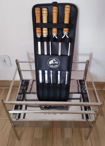 CHURRASQUEIRA MÉDIA BAIXA DE INOX COM ESPETOS MÉDIOS DE ALUMÍNIO 