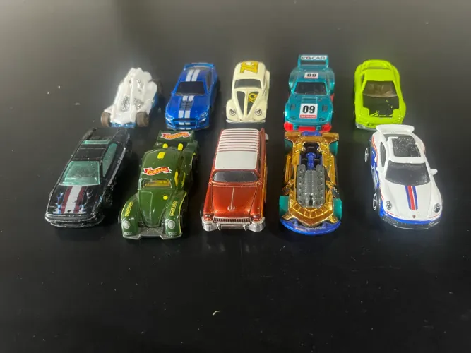 Lote 10 Carrinhos Colecionáveis - Hot Wheels, Garagem S.A. e Clássicos