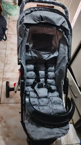Carrinho de bebê da Cosco toffy acolchoado 3 rodas semi novo usado somente dentro de casa
