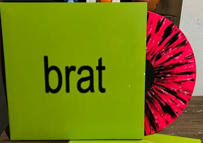 Charli XCX - BRAT (Black & Pink Splatter Raro)