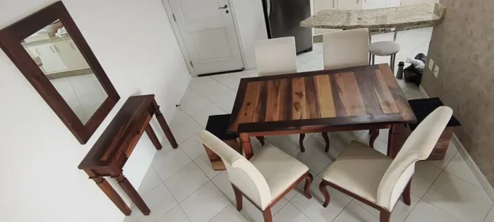 Conjunto de Mesa de Demolição, cadeiras, aparador e espelho