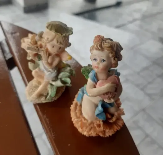 Par de biscuit antigos em resina representando anjos 10cm x 6cm