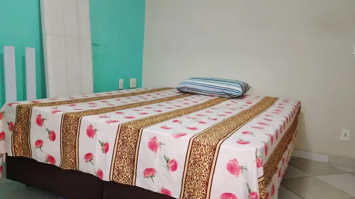 Cama Queen, com cabeceira, colchão seminovo, sem uso a 8 meses.