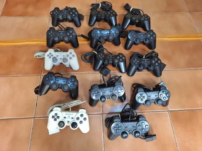 14 controles originais Playstation 2 para manutenção leia