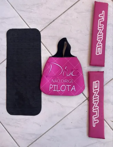 Kit Acessórios Carro Rosa: Capa Volante + Tapetes + Detalhes (Estilo Diva)