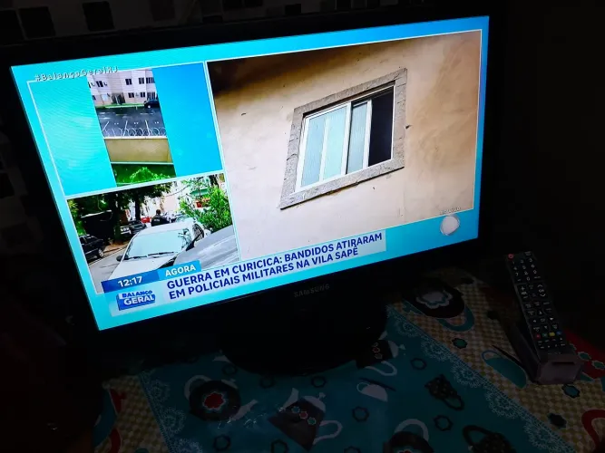 Tv e monitor 24 polegadas estar funcionando normal só tem uma manchinha nela nada atra