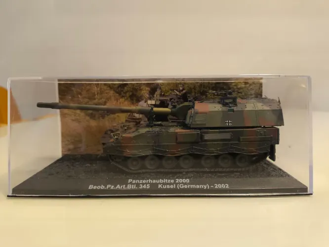 Miniatura Tanque Panzerhaubitze 2000 - Escala 1:72 DeAgostini (Com Acrílico)