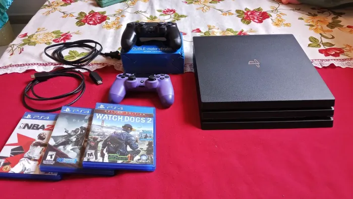 Vendo PS4 pro com dois controles e três jogos de mídia física