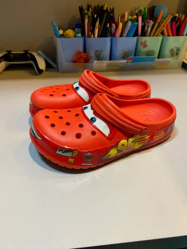 Crocs Infantil, tamanho 6/8, equivale a um 34