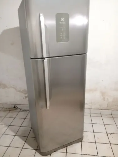 Geladeira Electrolux Frost Free inox 480 litros gelando perfeitamente 