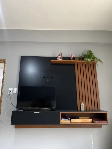 Painel de TV com Rack Suspenso Preto e Amadeirado