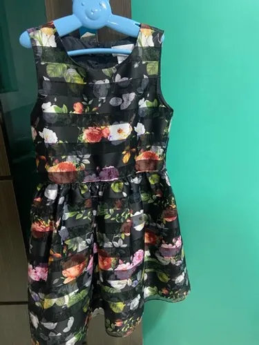 Vestido preto floral infantil