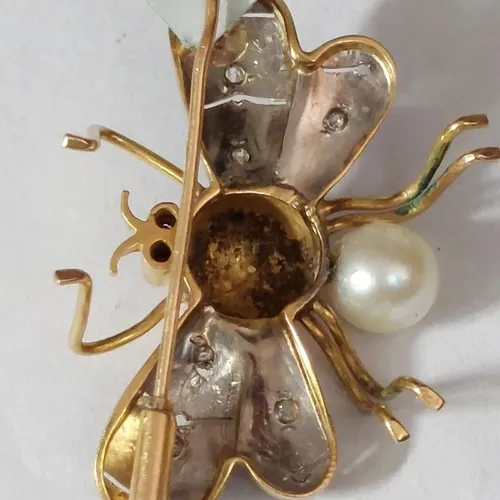 Pingente em ouro rose modelo abelha pérola rubi
