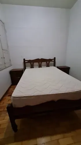 Cama casal, tamanho padrão, sucupira, 100% madeira, com dois criados.