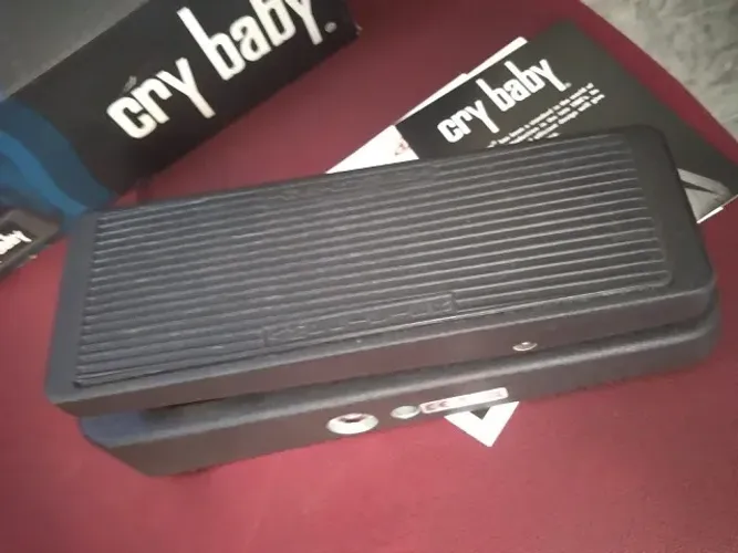 pedal para guitarra cry baby da marca dunlop modelo gcb 95