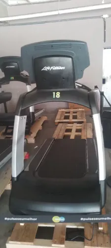 Esteira life fitness 