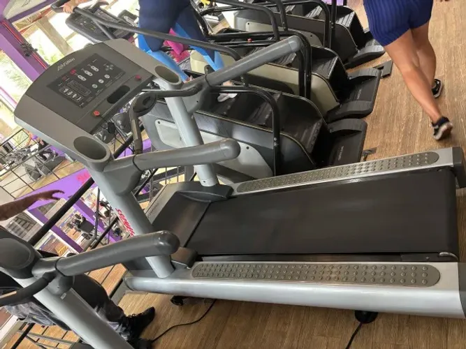 Esteira Profissional Life Fitness 93T