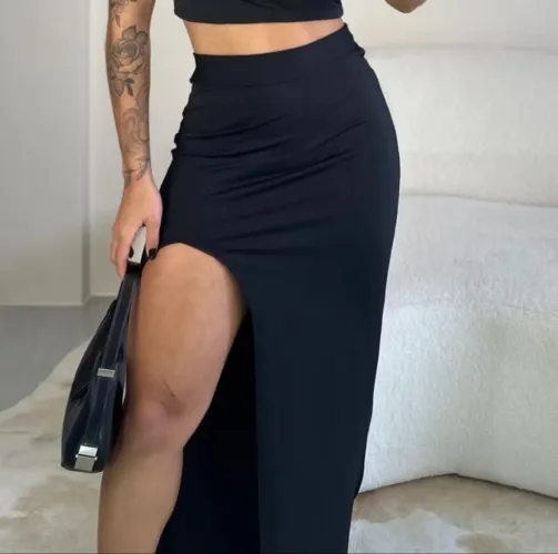 Saia midi preta com fenda tamanho único (36 a 42)