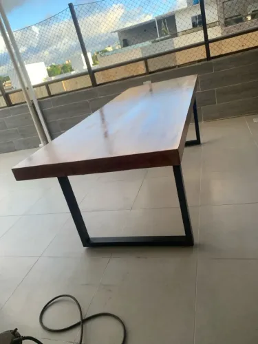 Mesa quadrejada com base em metalon 