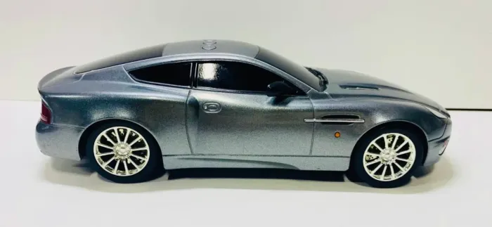 Carrinho Plástico Grande Aston Martin C/Luz, Som , Toca Música Do 007 E Anda Para Frente