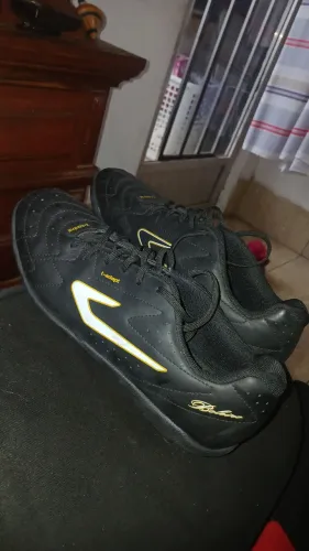 Chuteira parada, vendendo pq parei de jogar bola.