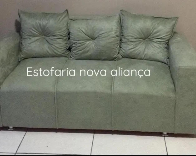 Sofá 3 lugares verde claro com almofadas