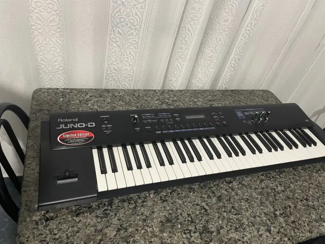 Teclado sintetizador Roland Juno- D Le