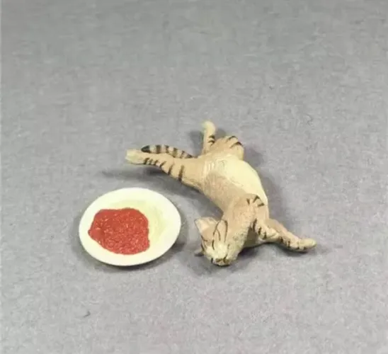 ENFEITE MINIATURA DE UM GATO COM UM PRATO - CENÁRIO COLECIONAVEIS BANDAI 2004-ACTION