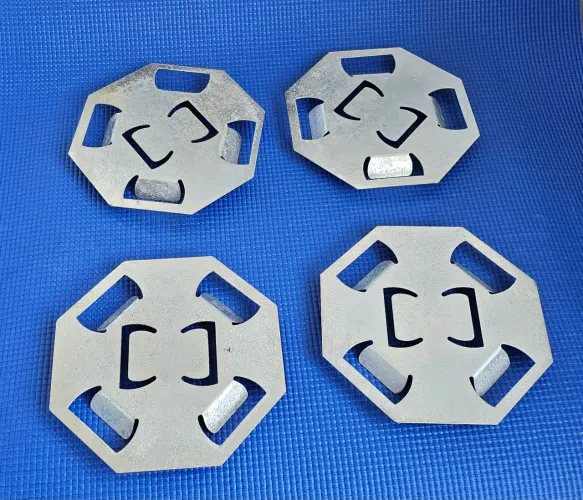 Suportes de metal para bandejas e pratos