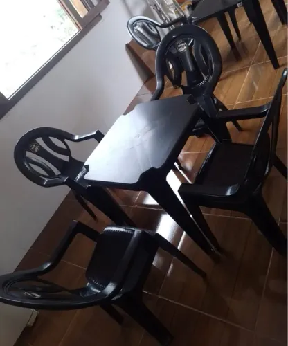 Jogo de Mesa e Cadeiras de Plástico Preto