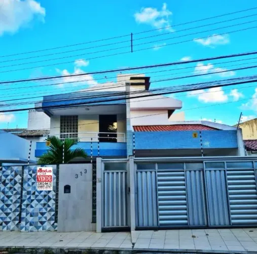CASA NO PARQUE DOS COQUEIROS