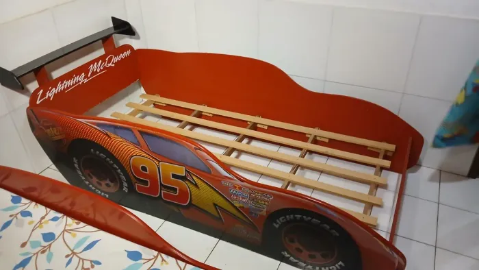 Cama Carros Disney Star com Aerofólio Star Pura Magia acompanha colchão. 