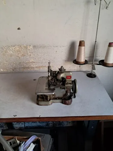 Máquina  de overloque semi industrial 