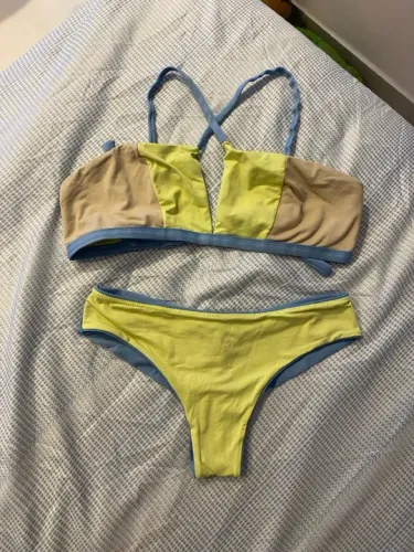 Biquíni amarelo e azul