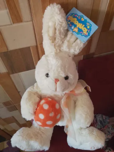 Coelhinho de Pelúcia com Ovo de Páscoa