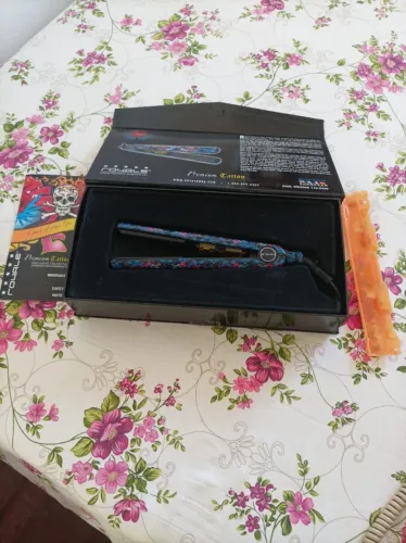 Prancha cabelo na caixa, bivolt. Nunca foi usada. 