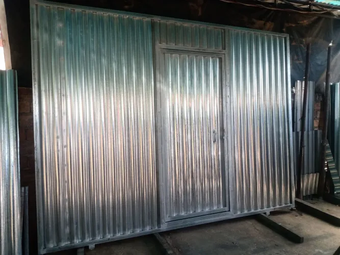 Portão com porta todo no galvanizado 2 .400 mil reais tamanho 2.50 de altura por 3.50 de