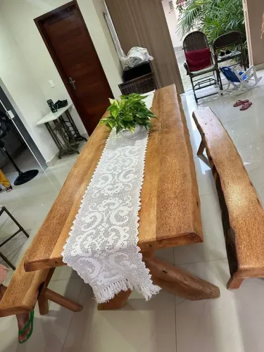 Jogo de mesa com bancos rústicos 