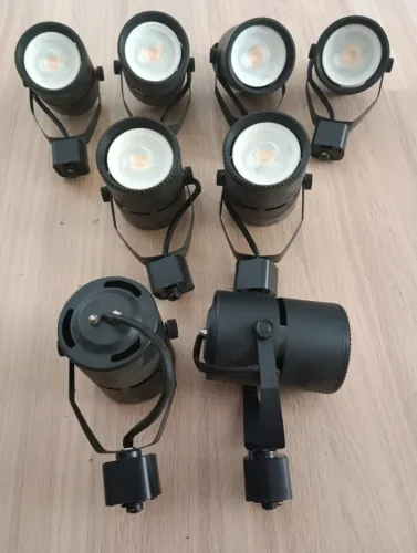 Spots (8 unidades com lâmpadas) para trilho elétrico, E27, direcionáveis, pretos.