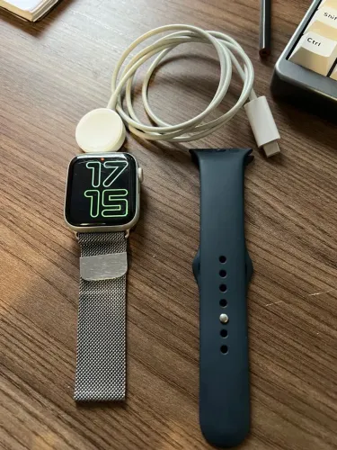 Apple Watch SE 2 com duas pulseiras e carregador