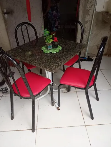 Vendo conjunto de mesa com cadeiras