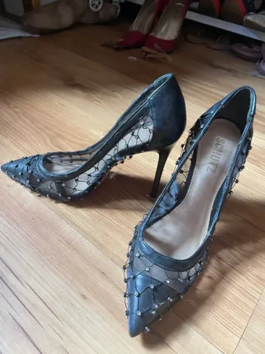 Salto alto preto com renda